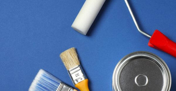 Werkzeuge und Materialien für Maler- und Lackierarbeiten auf blauem Hintergrund, Malerbetrieb Maier-Quantius