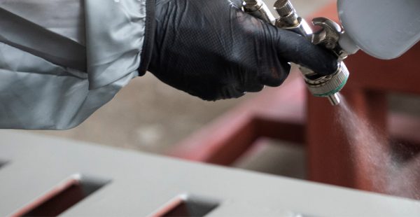 Industrielackierer beim Präzisionslackieren von Metalloberflächen, Malerbetrieb Maier-Quantius