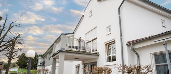 Fassadenanstrich Einfamilienhaus mit Balkon – Maler Quantius Außenbereich