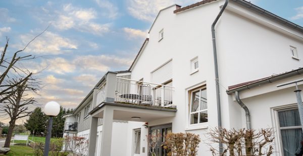 Fassadenanstrich Einfamilienhaus mit Balkon – Maler Quantius Außenbereich
