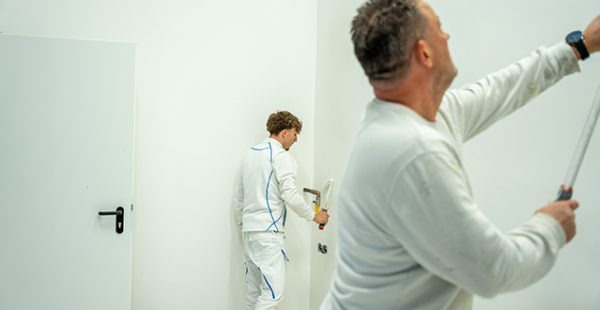 Maler bei Wand- und Deckenarbeiten im modernen Innenraum, Malerbetrieb Maier-Quantius